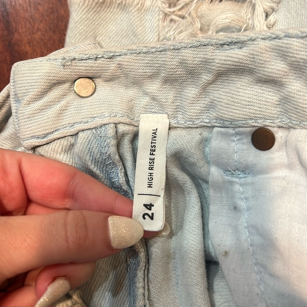 size 24 light denim PacSun jeans shorts. high waisted and in great condition - Picture 4 of 4